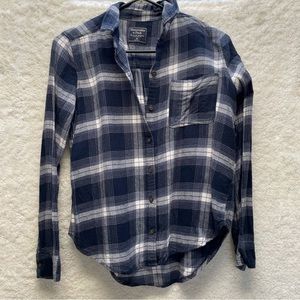 Abercrombie & Fitch long sleeve blue and white checkered flannel button up shirt